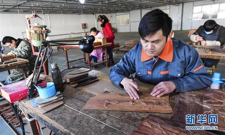 河北饶阳:传统与现代工艺结合引领红木家具生产-广西新闻网